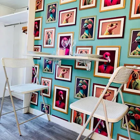 Place A Quelques Pas Du Musee Du Louvre Au Centre De *